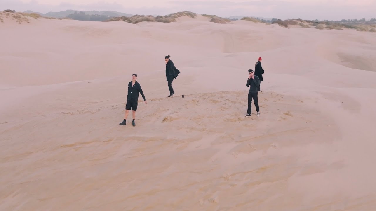 ALONE Lyrics