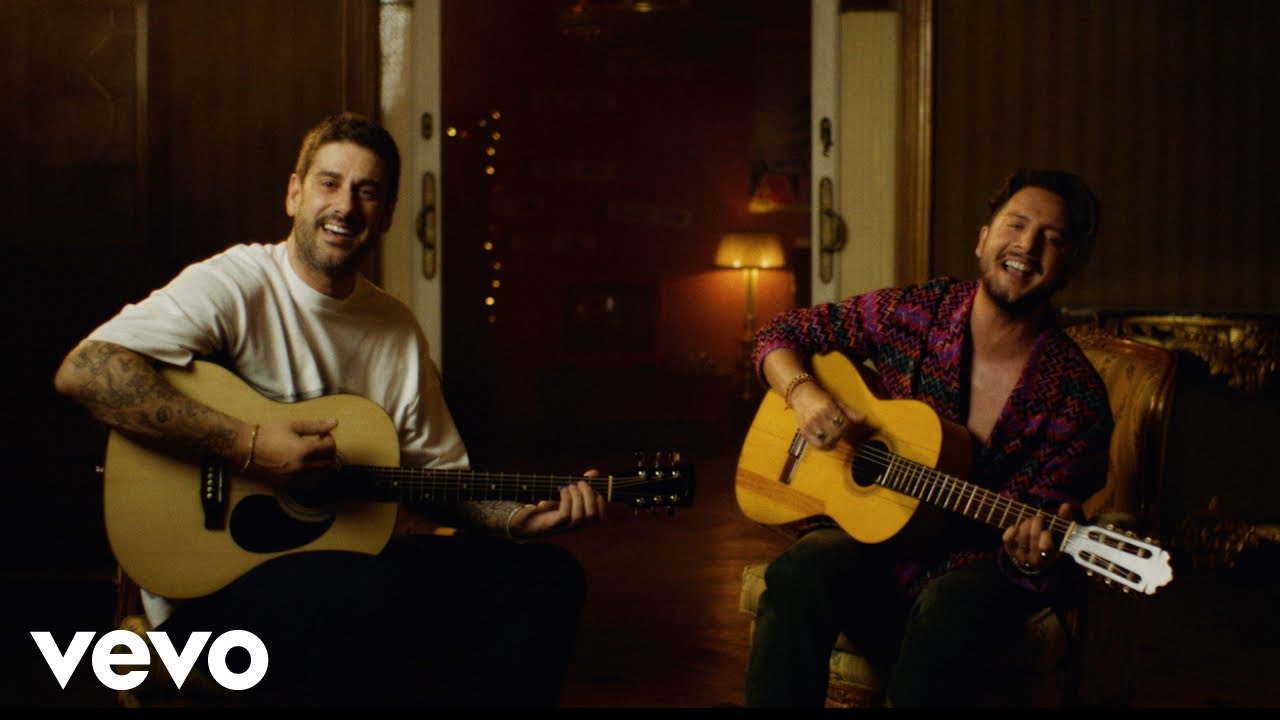 Con La Luna Llena Lyrics In English Translation|