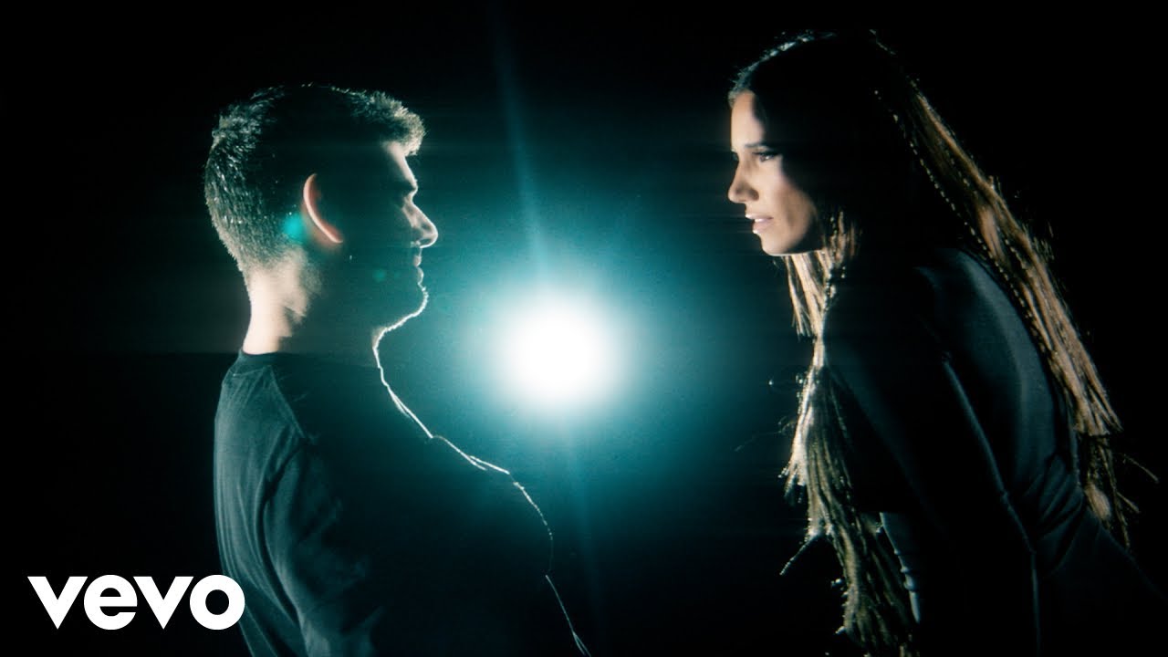 Con Solo una Sonrisa Lyrics In English Translation|
