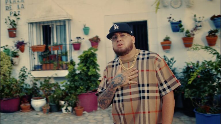 El tiempo es mi enemigo Lyrics In English Translation|