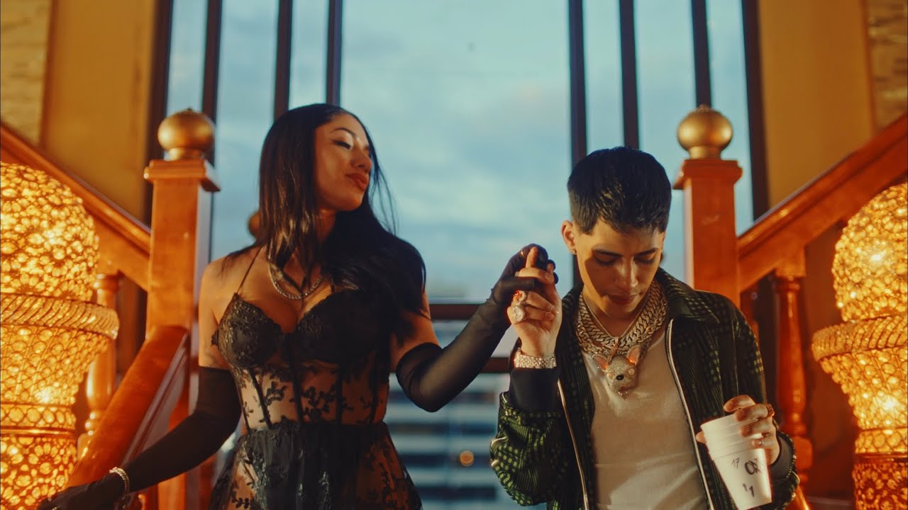 La Noche Está Lyrics In English Translation|