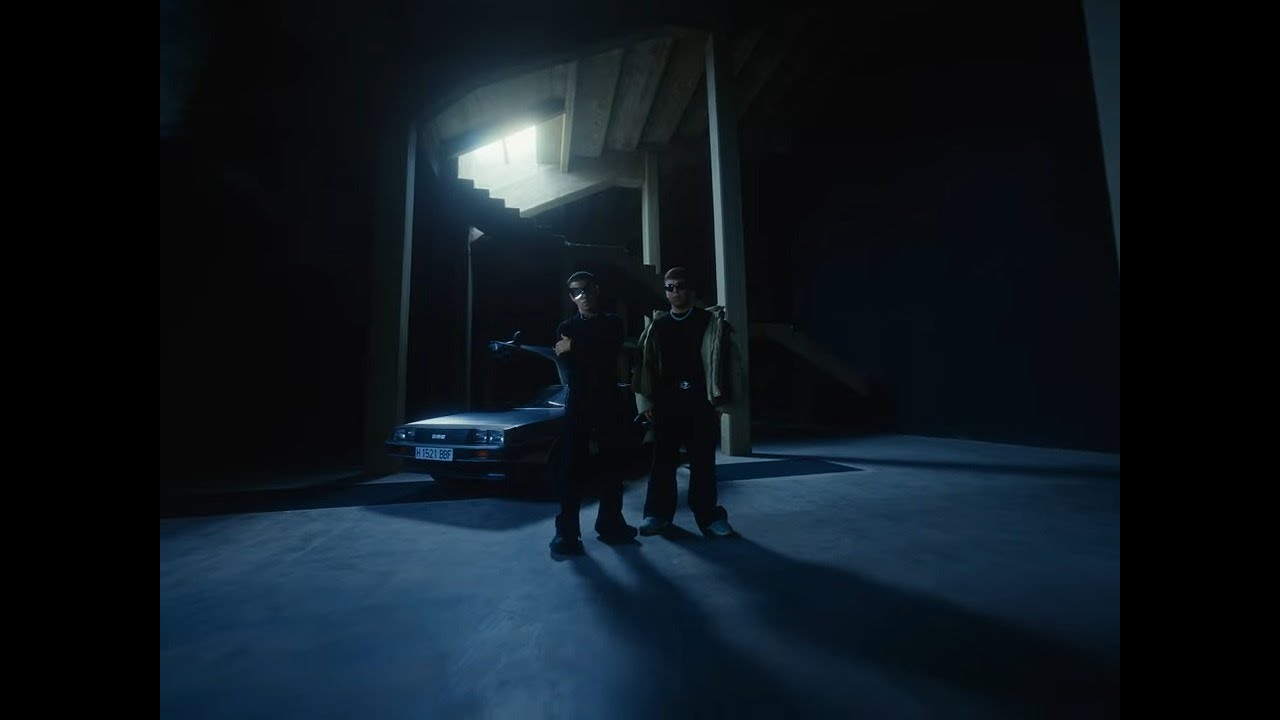 NO PIENSO LLAMAR Lyrics In English Translation|