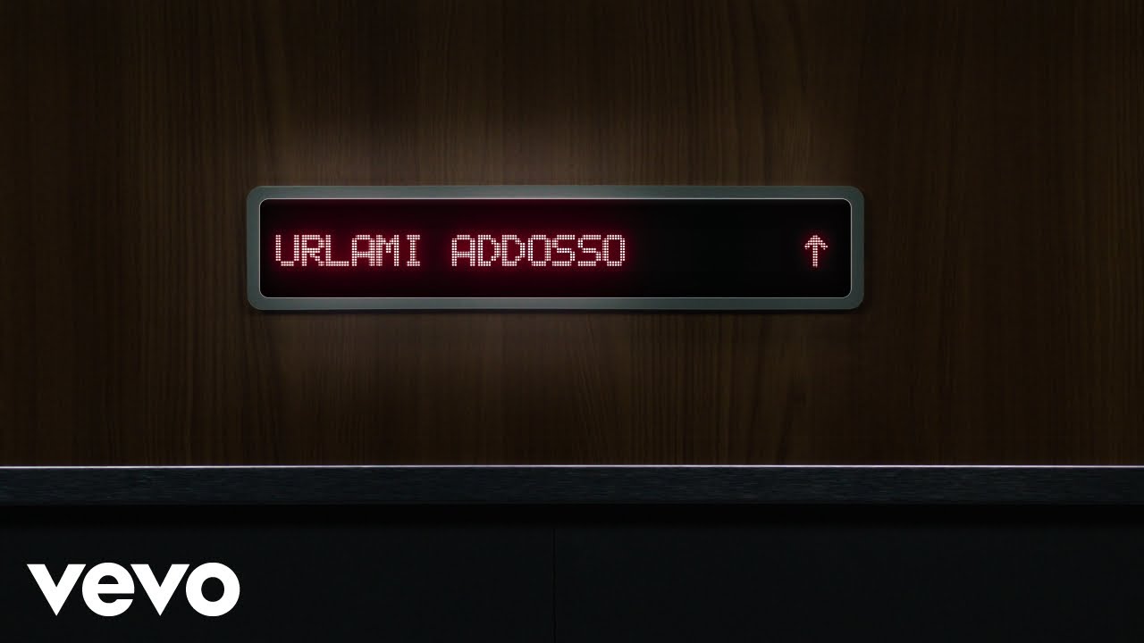 URLAMI ADDOSSO Lyrics