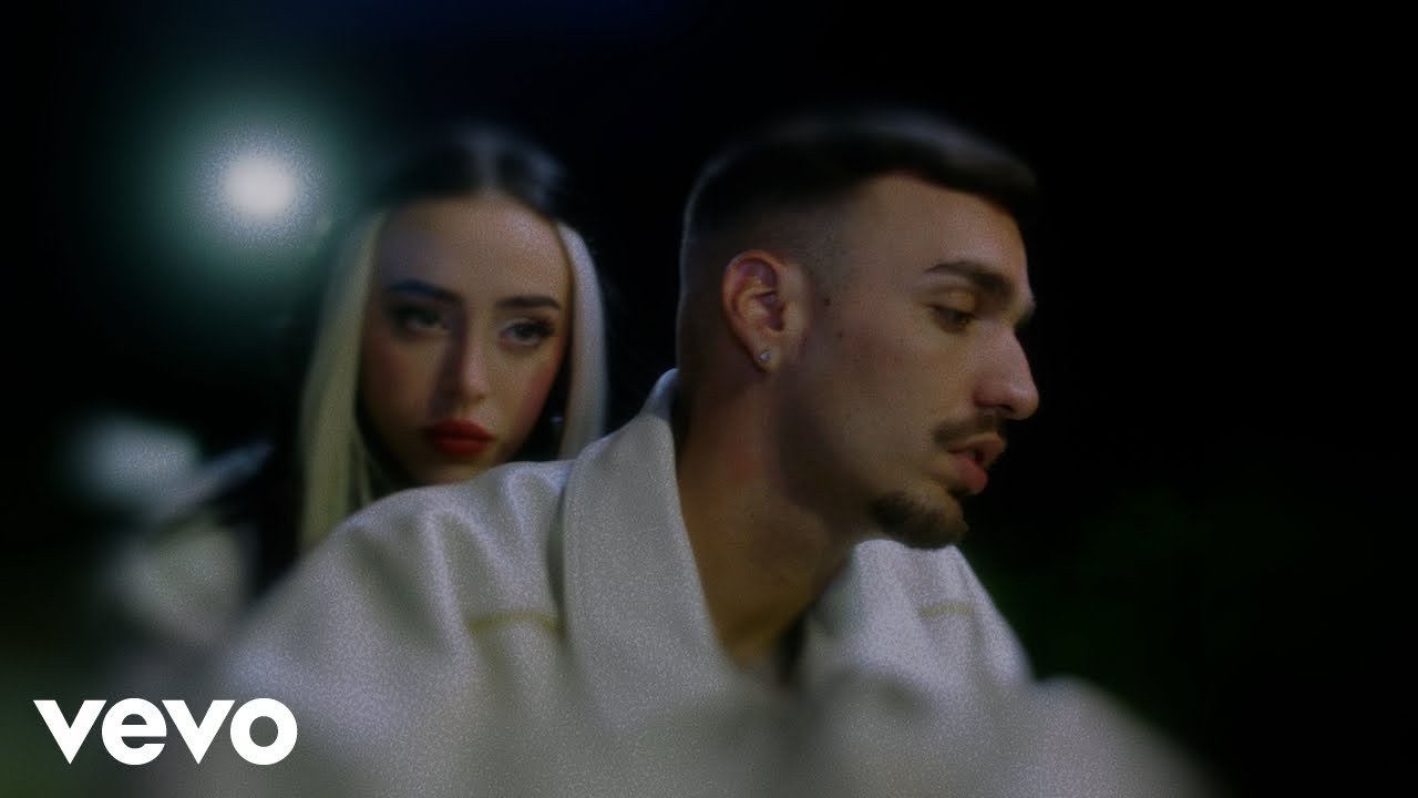 qué le pasa conmigo Lyrics In English Translation