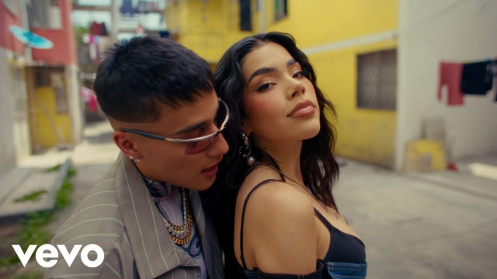 Un Bezito Lyrics
