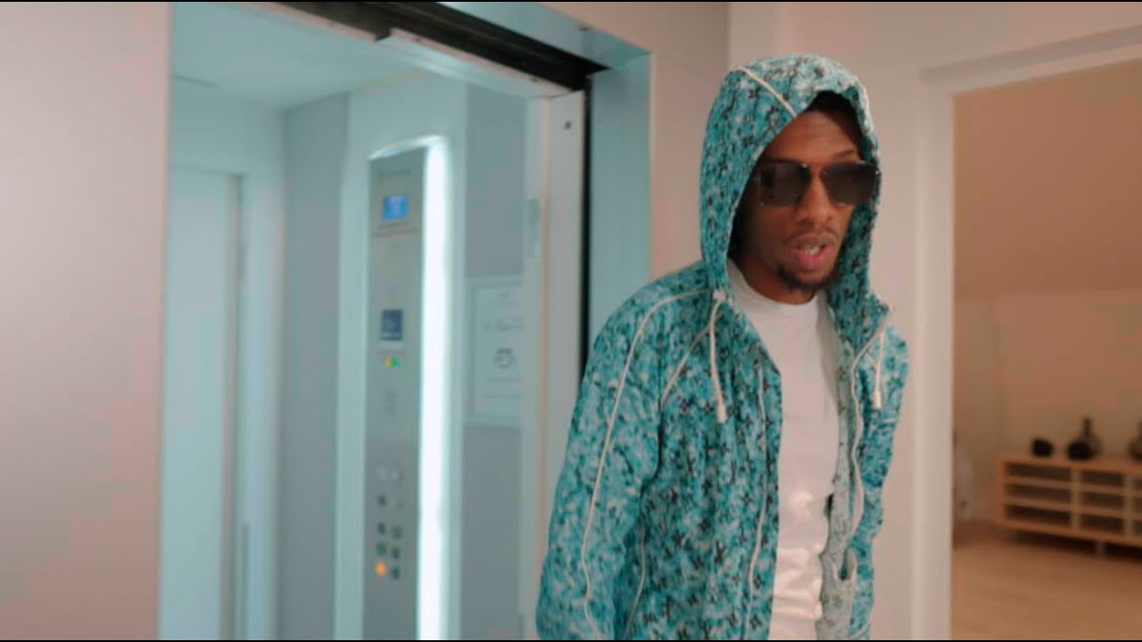 Whos Realer? Lyrics